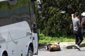 Un atacante muerto y otros dos heridos en un tiroteo junto al consulado de Israel en Estambul