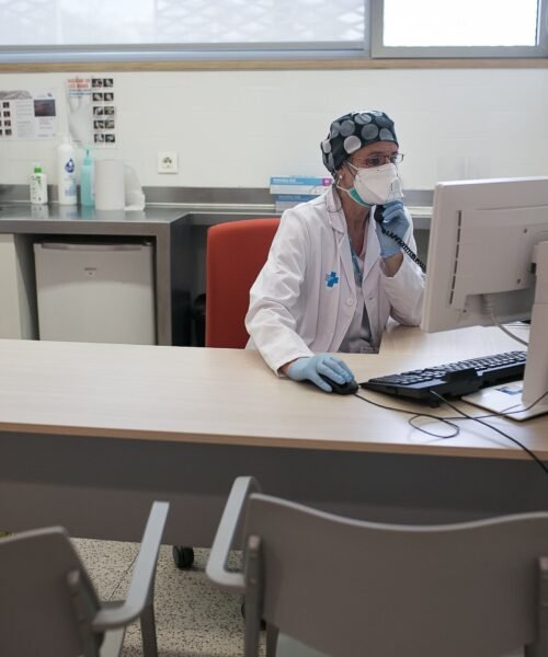 Más de la mitad de los catalanes han ido al trabajo enfermos en el último año, pese a necesitar baja médica, según CC OO