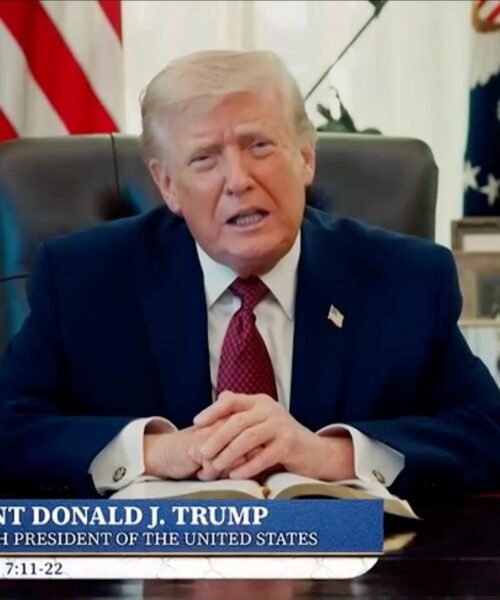 Trump lee la Biblia desde el Despacho Oval tras sus ataques al Papa