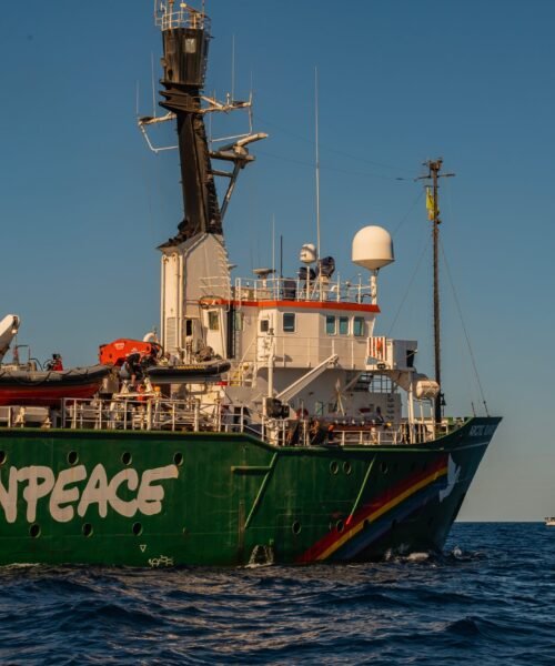 La nueva flotilla para Gaza intenta bloquear un buque con supuestos suministros militares para Israel