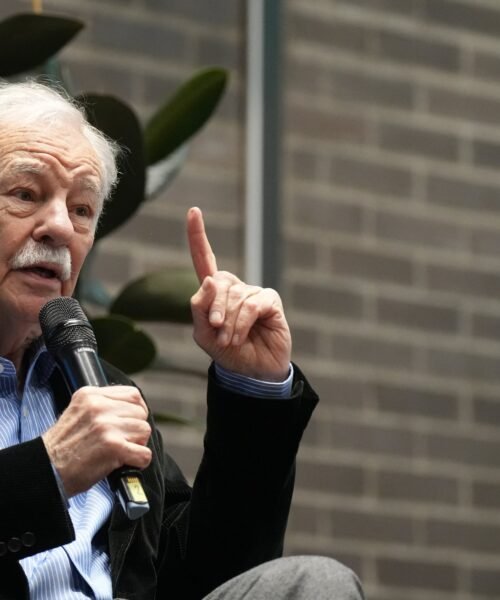 Las juventudes de Junts agitan la semana de Sant Jordi llamando al boicot a Eduardo Mendoza