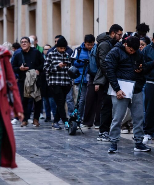 El Gobierno ayudará a los inmigrantes a certificar que carecen de antecedentes penales para que la regularización sea masiva