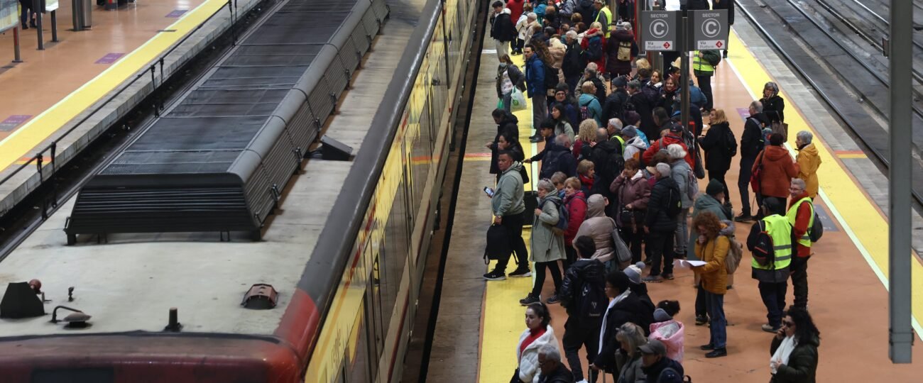Una avería de madrugada en Atocha provoca el caos ferroviario en casi toda la red de Cercanías en plena hora punta: “El tren va a trompicones”