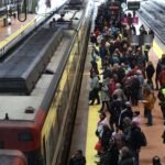 Una avería de madrugada en Atocha provoca el caos ferroviario en casi toda la red de Cercanías en plena hora punta: “El tren va a trompicones”