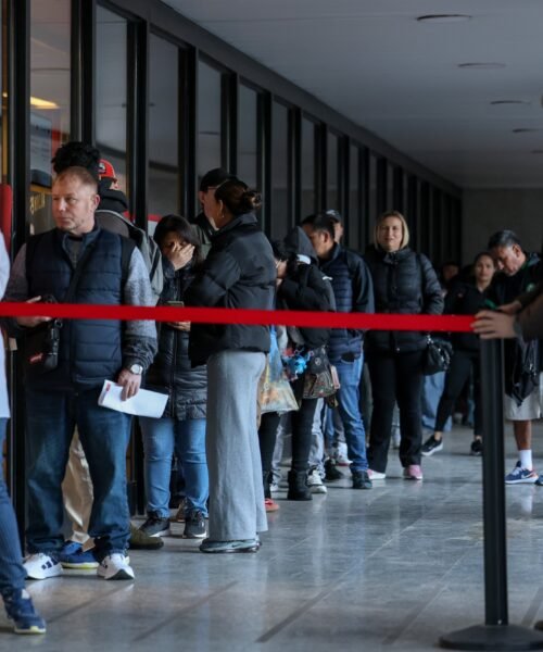 Colapsada la oficina que expide el certificado de la tarjeta de transporte de Madrid: “En la web no hay citas hasta el 31 de mayo”