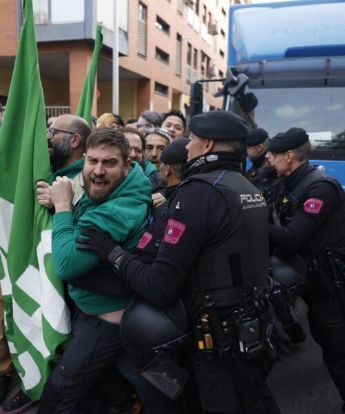 Desahucio en “trasteros”: ocho personas son desalojadas de un local de infraviviendas en Vallecas