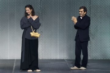 La 080 inaugura su nueva edición frente al mar con una estructura que acoge la pasarela