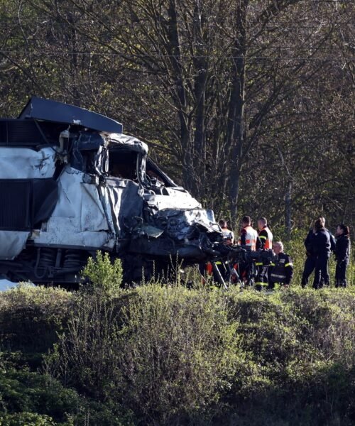 Al menos un muerto y 14 heridos en la colisión de un tren de alta velocidad con un camión militar en Francia