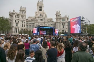 “Quien canta, reza dos veces”: pop cristiano para 85.000 feligreses en el centro de Madrid