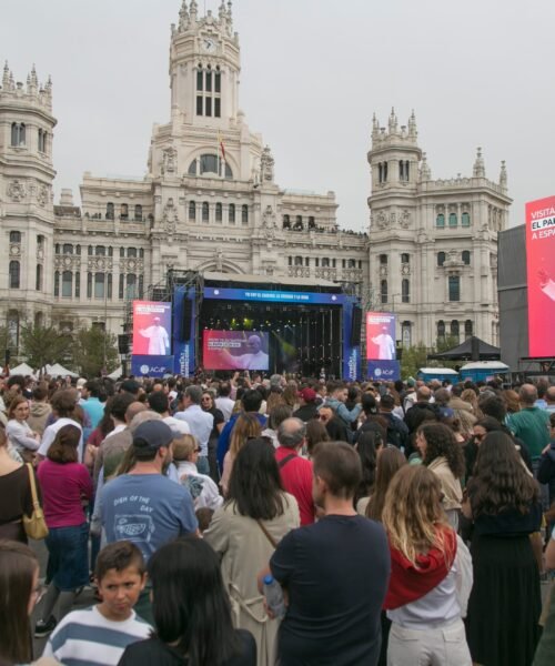 “Quien canta, reza dos veces”: pop cristiano para 85.000 feligreses en el centro de Madrid