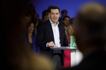 El ‘CIS andaluz’ sitúa a Moreno al borde de la mayoría absoluta y confirma el frenazo de Vox