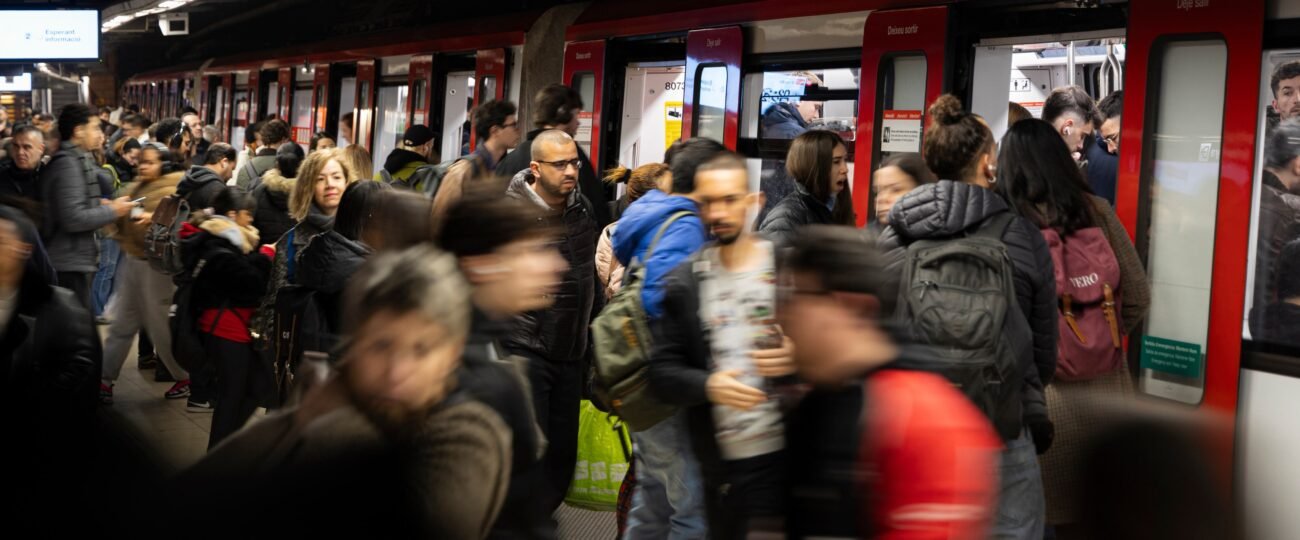 Un apuñalado y trece detenidos tras una pelea entre dos grupos en el metro de Barcelona