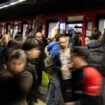 Un apuñalado y trece detenidos tras una pelea entre dos grupos en el metro de Barcelona