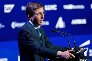 Almeida advierte de que devolverá la tasa de basuras solo en aquellos casos en los que lo permita la ley