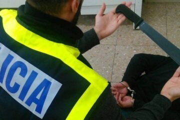 Una venganza entre pandilleros gestada en la oscuridad de un portal