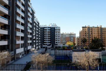 La jueza del pelotazo de las viviendas protegidas de Alicante cita como investigadas a la exedil de Urbanismo y a otras 14 personas