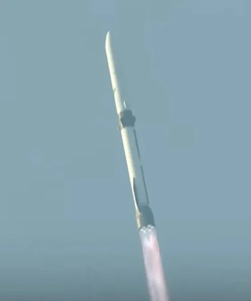 Blue Origin logra reutilizar la primera etapa del New Glenn, pero la segunda lanza la carga en una órbita no prevista