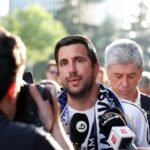 Las 24 horas de vértigo de Riquelme entre negociaciones, notaría y baños de masas para presentarse a la presidencia del Real Madrid: «No esperamos barro»