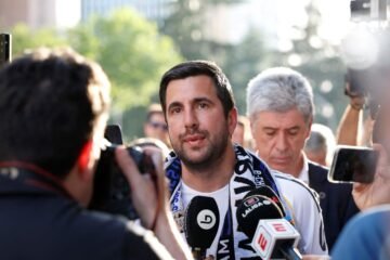 Las 24 horas de vértigo de Riquelme entre negociaciones, notaría y baños de masas para presentarse a la presidencia del Real Madrid: «No esperamos barro»