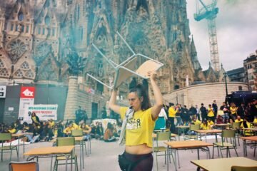 Los profesores inician una nueva semana de huelga bloqueando la Sagrada Familia