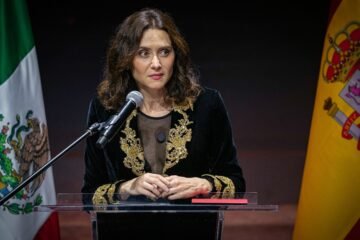 El viaje de Ayuso a México desconcierta al PP: “Con tanto ‘show’, ella misma se devalúa”