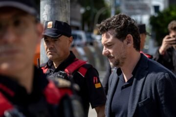 Jonathan Andic deja la vicepresidencia de Mango tras ser acusado de homicidio en la muerte de Isak Andic