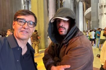 Salvador Illa se suma a la ola Bad Bunny: publica una foto con el cantante en la Sagrada Familia