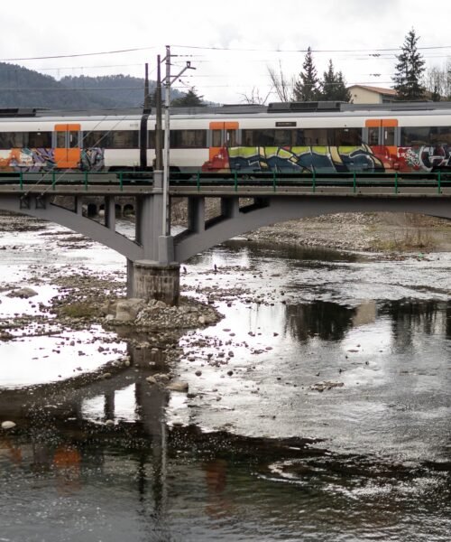 El Parlament aprueba multas de hasta 900.000 euros para los grafiteros de trenes