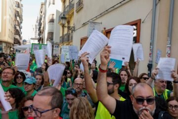 Una protesta de docentes valencianos en huelga frente a Les Corts y un bronco debate elevan la tensión social y política