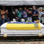 Una urna blanca cubierta por flores y pancartas: el funeral de Carmen Navas se convierte en protesta