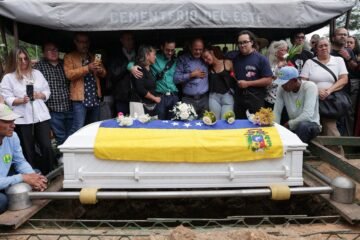 Una urna blanca cubierta por flores y pancartas: el funeral de Carmen Navas se convierte en protesta