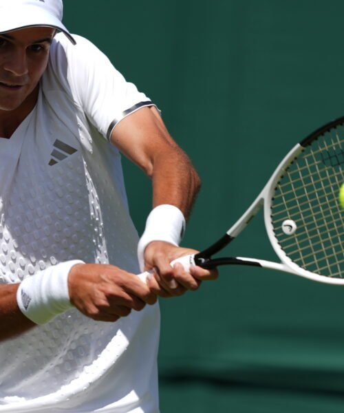 Jódar se estrena en Wimbledon con victoria y confirma que su tenis también brilla sobre hierba