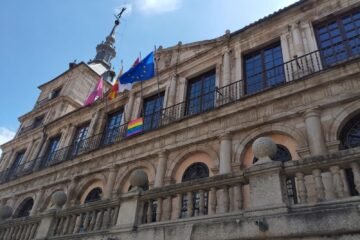 Una edil de Vox enciende la polémica y facilita la colocación de la bandera arcoíris en Toledo: “He adoptado un criterio democrático”
