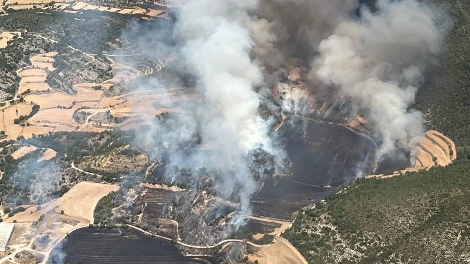 Unas 40 dotaciones de Bomberos intentan controlar un incendio forestal en Sanaüja (Lleida)