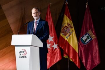 Felipe VI llama a seguir confiando en la democracia en estos días “un tanto oscuros”