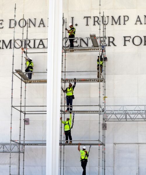 El Kennedy Center cumple con la orden judicial de retirar el nombre de Donald Trump de su fachada