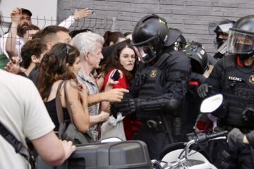 Tensión en el barrio de La Mina por el desalojo de 58 pisos públicos ocupados