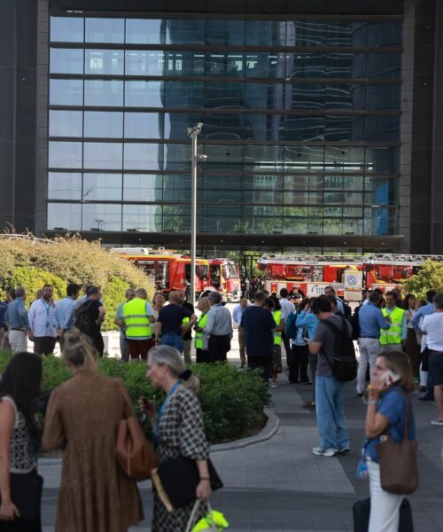 Teletrabajo para los empleados de la Torre Moeve de Madrid tras el incendio en el edificio