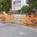 “¡No queremos parques, queremos casas!”: así reciben a un consejero de Ayuso los vecinos sin vivienda por culpa de la línea 7B de Metro