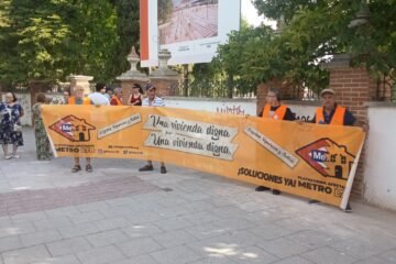 “¡No queremos parques, queremos casas!”: así reciben a un consejero de Ayuso los vecinos sin vivienda por culpa de la línea 7B de Metro