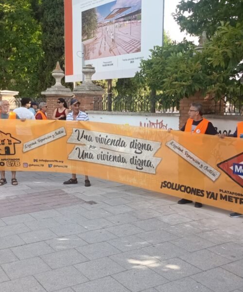 “¡No queremos parques, queremos casas!”: así reciben a un consejero de Ayuso los vecinos sin vivienda por culpa de la línea 7B de Metro