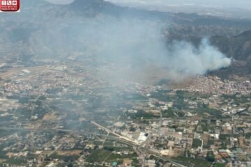 Murcia solicita ayuda a la UME y medios aéreos a otras comunidades para sofocar un incendio forestal en su municipio