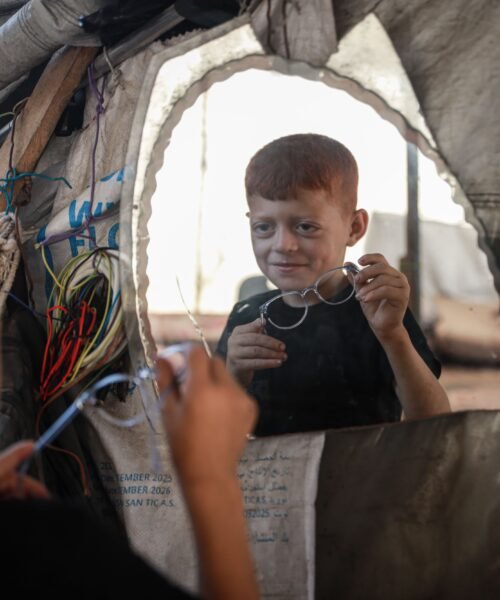 El drama de un niño palestino con discapacidad visual que simboliza la tragedia en Gaza: “Quiero ver cómo los otros niños”