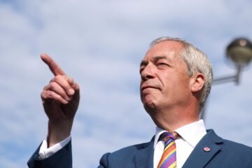 La ultraderecha de Farage agita el odio en el Reino Unido tras la muerte a puñaladas de un joven a manos de un hombre sij