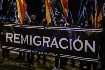 Los Mossos impiden encontrarse a manifestantes neonazis y antifascistas en Barcelona