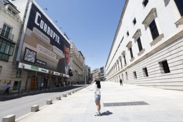 La Audiencia Provincial de Madrid confirma el archivo de la causa por la lona en la que Hazte Oír llamó “corrupto” a Sánchez