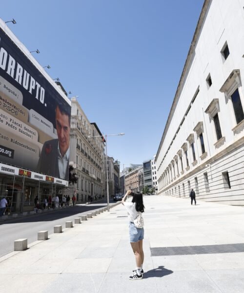 La Audiencia Provincial de Madrid confirma el archivo de la causa por la lona en la que Hazte Oír llamó “corrupto” a Sánchez