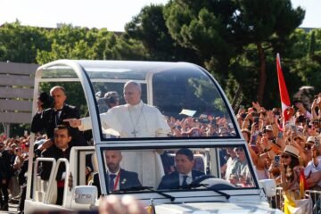Oído durante la misa del Papa en Cibeles: “Aquí solo hay gente guapa”