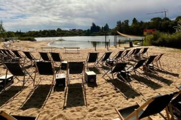 Las críticas obligan a rectificar a los gestores de una piscina natural que prohibían entrar a quien no hablara alemán