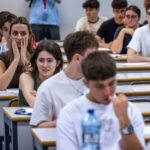 “Han ido a pillar”: casi toda España se suma a la PAU en una Selectividad blindada con detectores de frecuencia